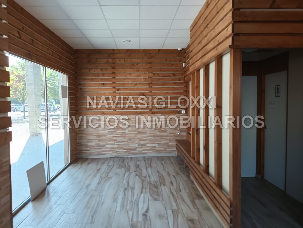 Bajo acondicionado al lado del gran parque infantil de Navia