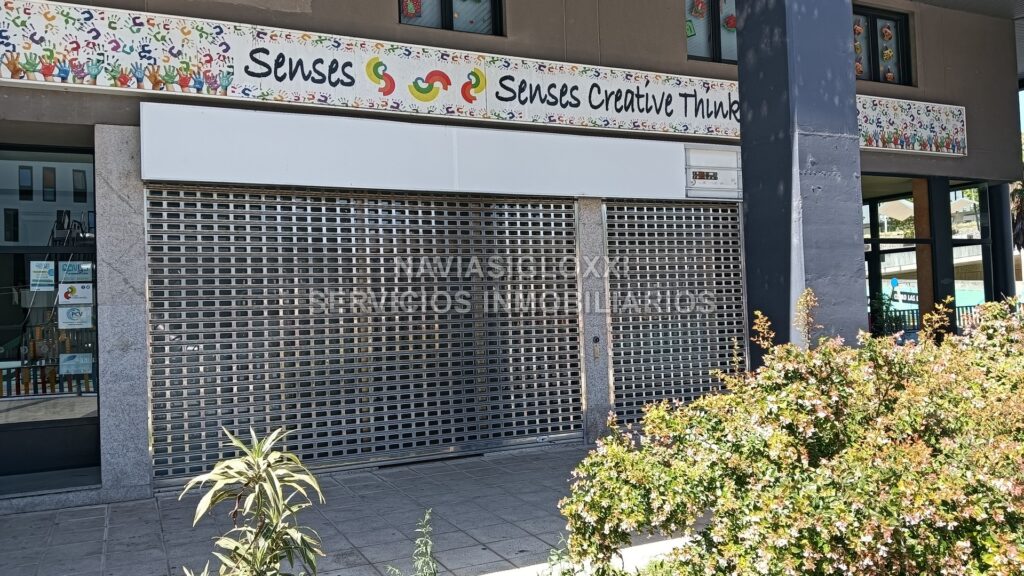 Bajo acondicionado al lado del gran parque infantil de Teixugueiras