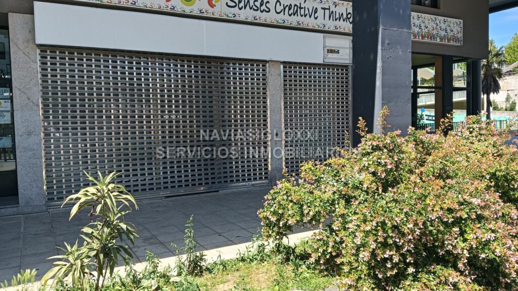 Bajo acondicionado al lado del gran parque infantil de Teixugueiras